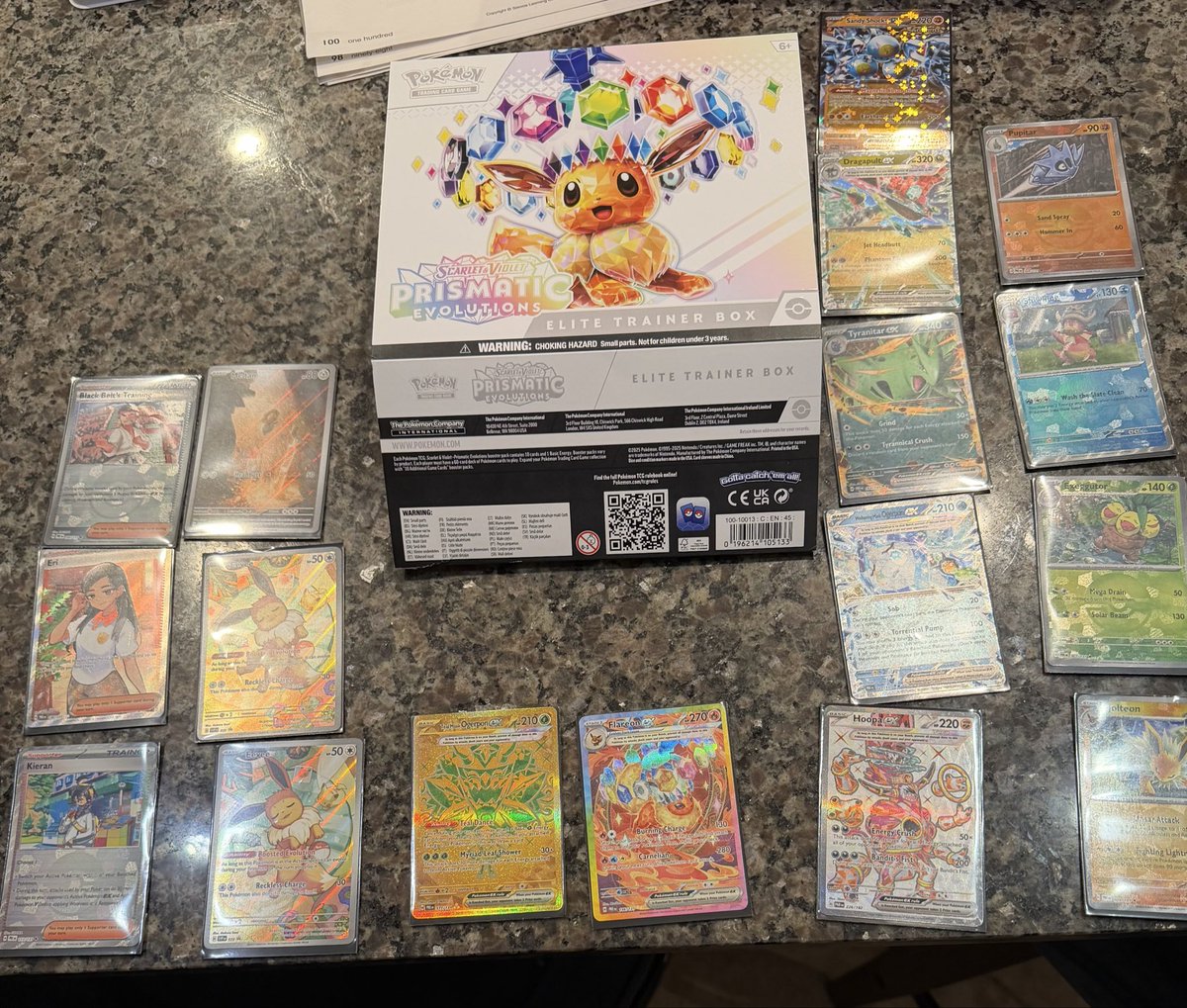 ROZgolfer23's tweet image. So… I had planned to keep 2 sealed but it seems I under estimated my Son(s) will power to actually keep it sealed. #DadFail

In the end it was a great decision as my 7 year old pulled the FLAREON SIR 🔥 🔥 🔥 in the first pack of the second box….

Few other decent hits as well.