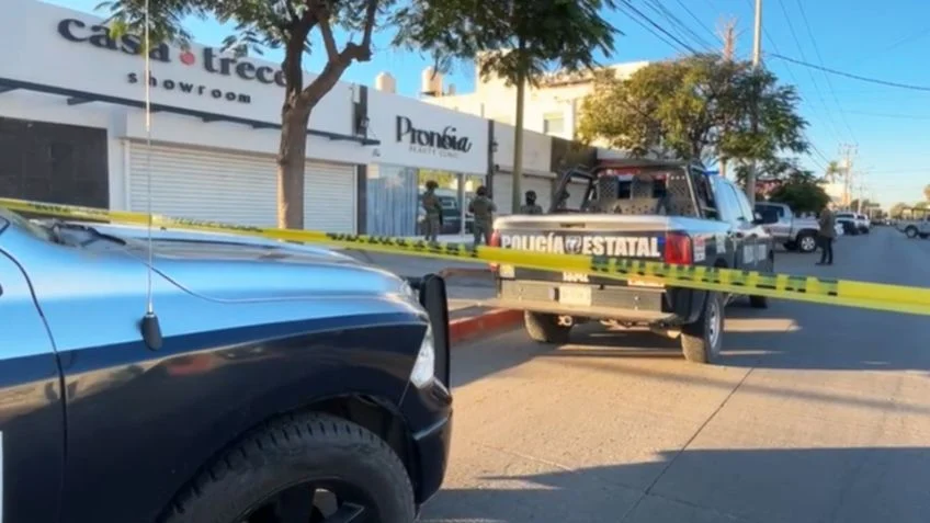Cuarta balacera del día en Ciudad Obregón: Asesinan a hombre en plena colonia Centro
Este martes 9 de diciembre, autoridades de los tres niveles de Gobierno se movilizaron hacia la colonia Centro, tras el reporte de una agresión armada frente a una clínica de belleza