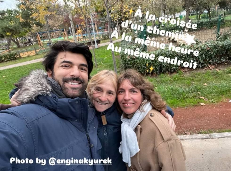 Esa sonrisa alegra la vida
Unas fans Francesas  se han encontrado con Engin..todas felices ellas y nosotras...el bombón las abraza y ademas toma la selfi..tiene brazos para todo
