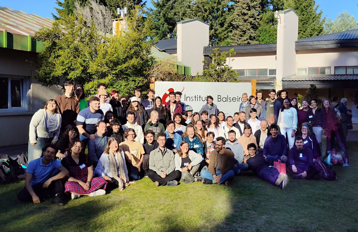 La semana pasada tuvo lugar en San Carlos de Bariloche la tercer edición del Encuentro Conjunto de la Real Sociedad Matemática Española (RSME) y la Unión Matemática Argentina (UMA). En la foto podemos ver a buena parte de los miembros de nuestro departamento, que participaron.
