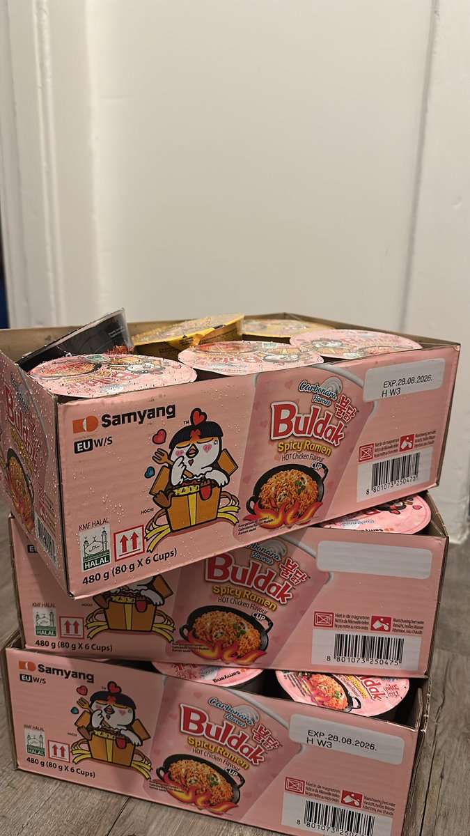 Auf vorrat immer wichtig 0u0
Bin ich jetzt arm? Kann sein~ aber ist worth it>U< habt ihr eine fav Instant Nudel ?:3