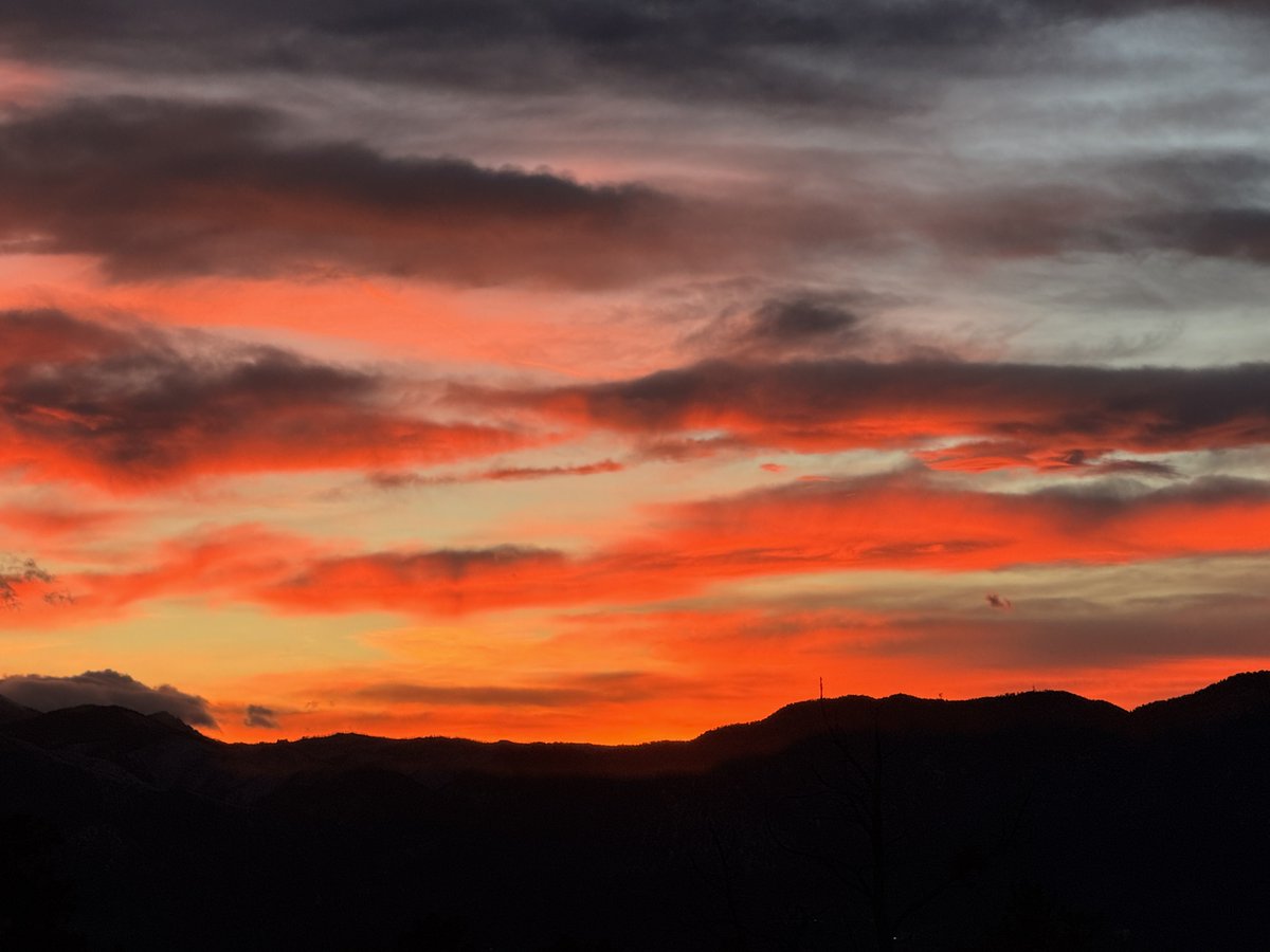 coloradowxman's tweet photo. The hits just keep on coming with another fiery sunset from on top of the Palmer Divide in Colorado.  High clouds making for the spectacular sunsets are the result of the AR affecting the west coast. Unfortunately, that means mild weather here in the Front Range of Colorado. https://t.co/zHUDRvVfWD