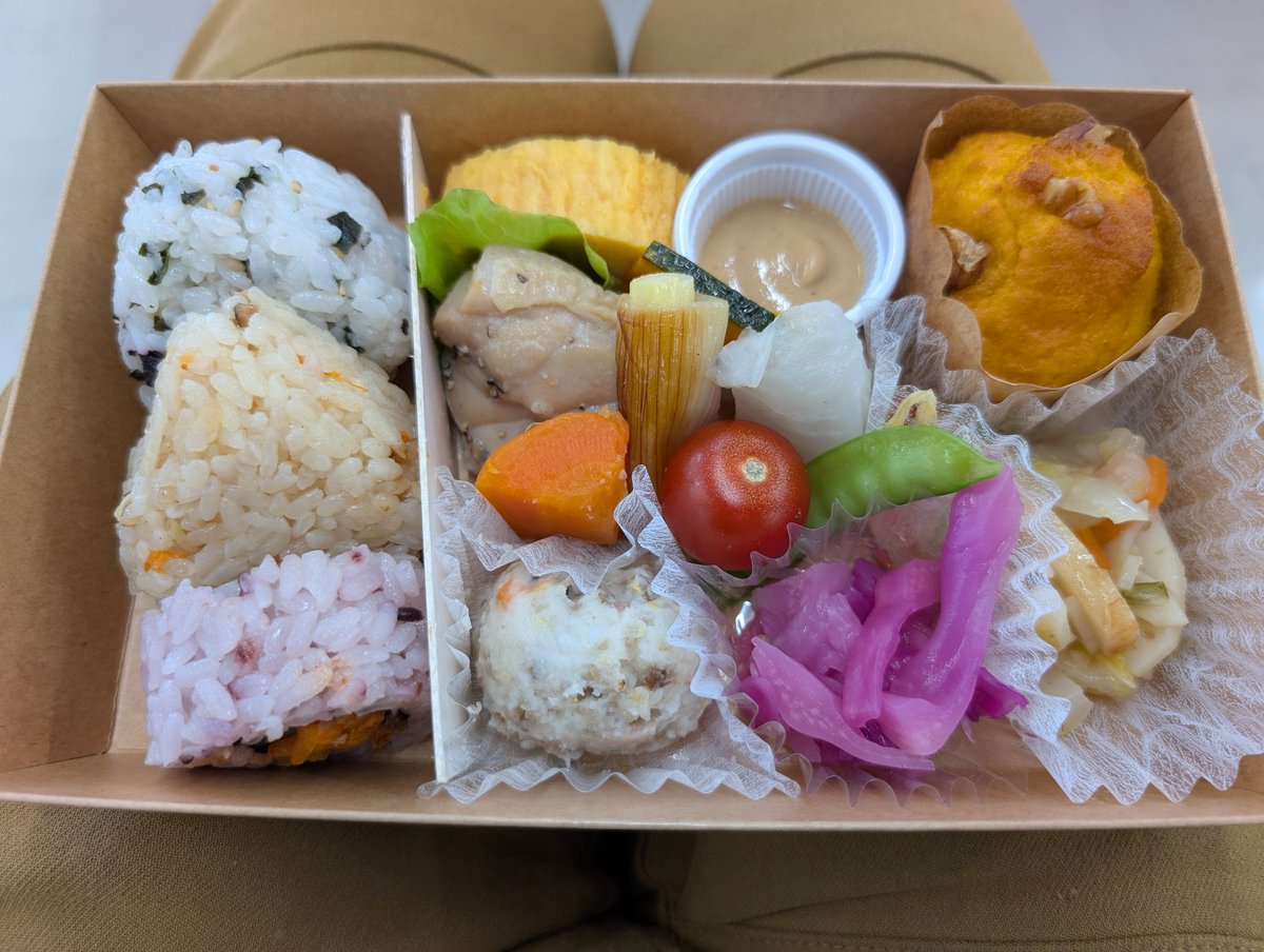 ラウンジの場所間違えて保安検査通過してしまったから机なしで野菜補充