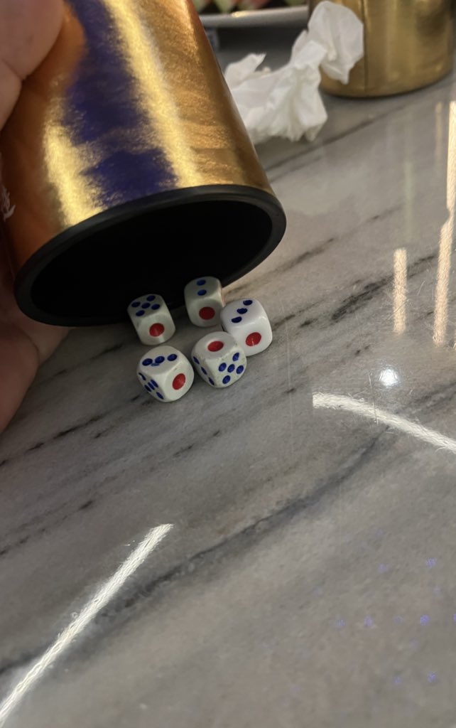 问：为什么眼罩属于情趣用品？
答：只要眼睛被遮上，身体其他部位的感官会更加的清晰。
【那一刻，真有五个一的错觉】