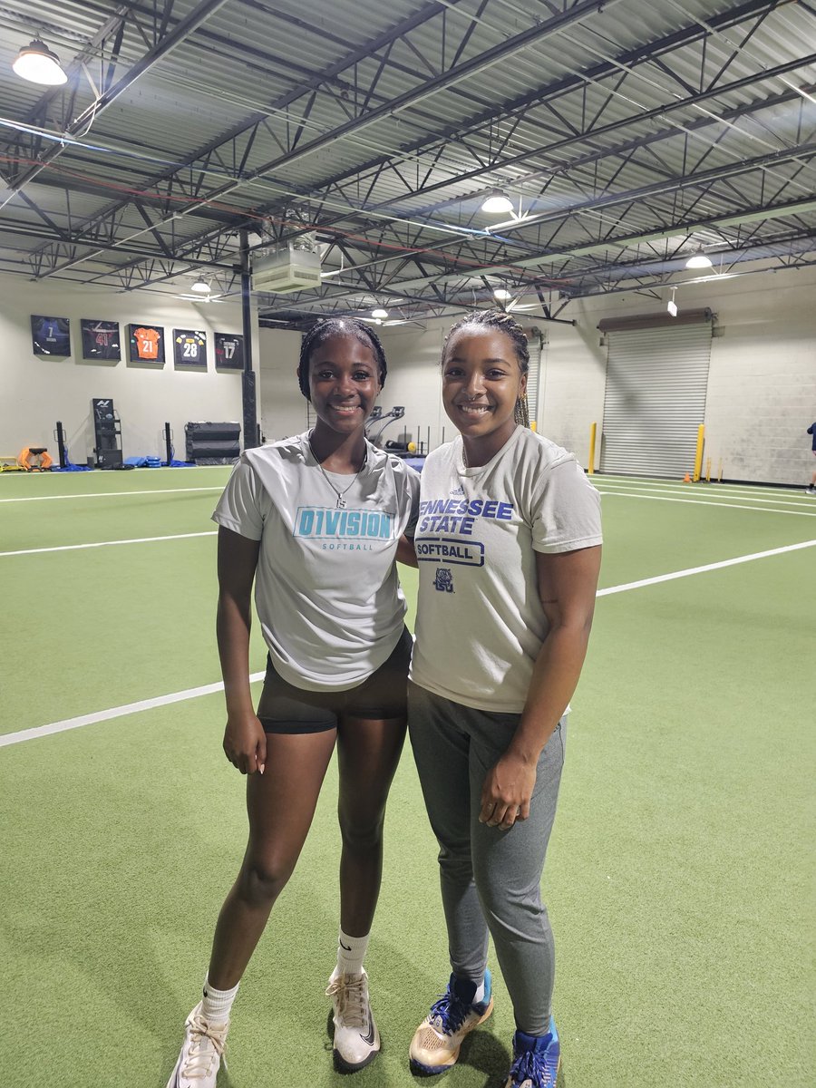kamrynm_2027's tweet image. Ran into @jace_jx3 after 1st meeting her at the @TNStateSoftball Softball Camp.  She's friendly, really smart, &amp;amp; a great role model as a MIF/Utility.  I look forward to seeing her play this year!  #rolemodel
#biggoals
@CoachG_14274 
@D1V18U_Premier 
@commit2HBCU