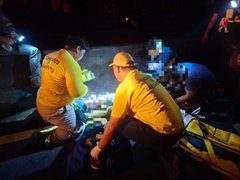 #TráficoSV | Una adolescente de 13 años resultó gravemente lesionada después de ser arrollada por una rastra que circulaba sin luces en el distrito de Izalco. Voluntarios de Comandos de Salvamento de Sonsonate brindaron atención inmediata en el lugar para estabilizarla.

Según