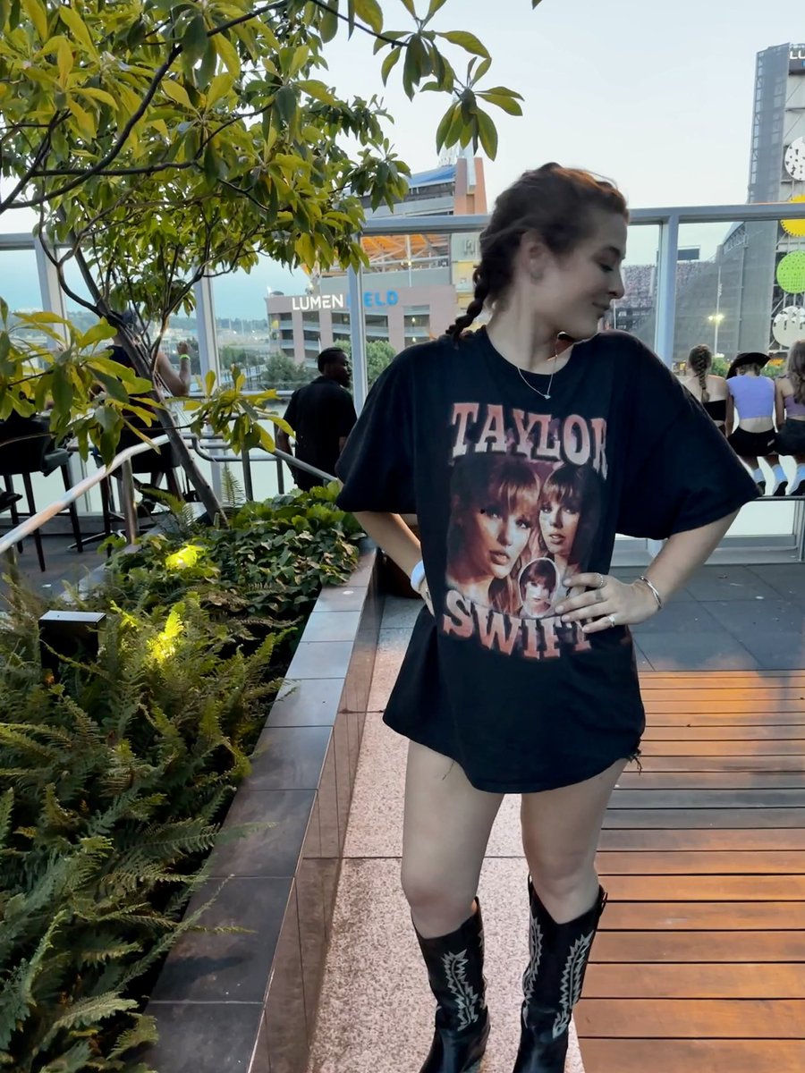 __lucyanna__'s tweet photo. @DisneyPlus @DisneyPlus @taylornation13 even snook a glance from a balcony in Seattle, my hometown, since I couldn’t get my hands on tickets… but had the best time with my family anyways!!! 🥲 lucywasson@gmail.com https://t.co/v3tD01O35X