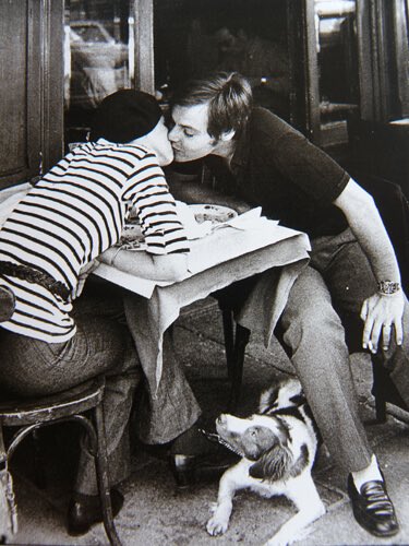 Notiz 

"Schließ die Augen"; ich folgte deiner Anweisung. "Welche Farbe haben meine Augen?" Anstatt zu antworten horchte ich auf den Klang deines Ringes, der leise auf das Weinglas trommelte. Dabei hätte ich nur "braun" sagen müssen.