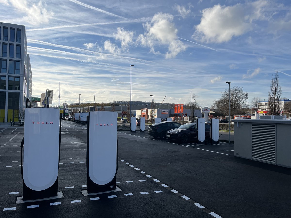 Tesla Charging tweet media