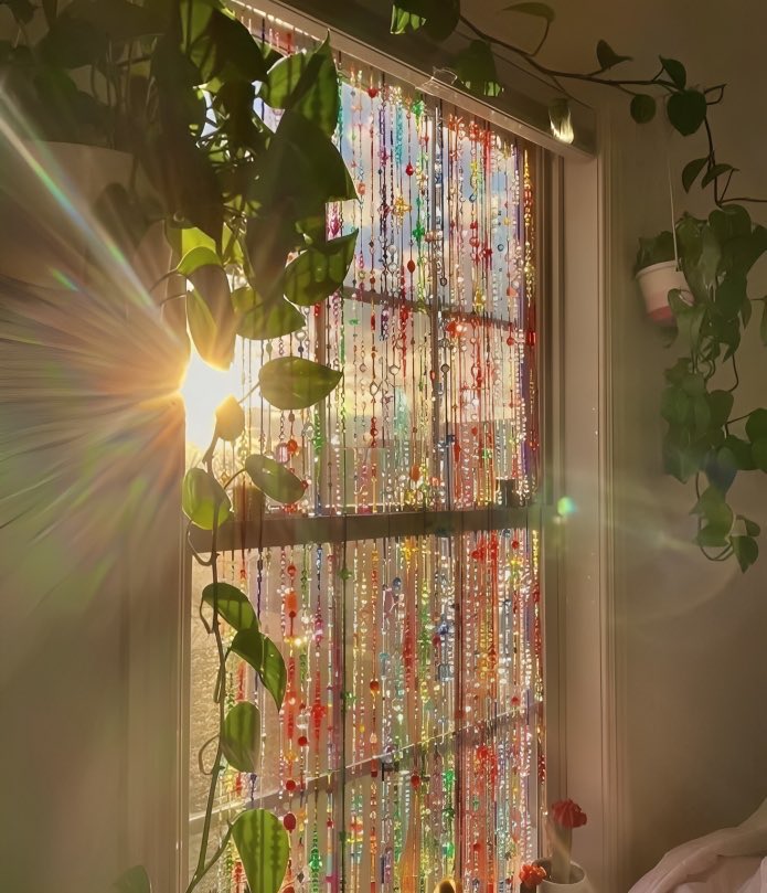 أن يتَسلَّل النُور لدروبِنا وأيَّامنا 🤍