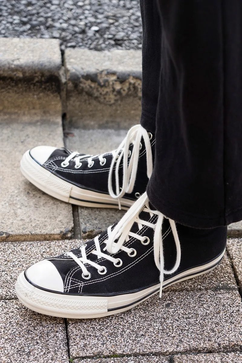 全身真っ黒のなか、まずはルイスレザーのオーセンティックなライダーズに目が留まる。

で、その内側にコンビニ服。

インナーのラフさだけでなく、パンツのワイドシルエットもライダーズ特有のストイックさを緩和させる要因に。
▶︎oceans.tokyo.jp/article/detail…