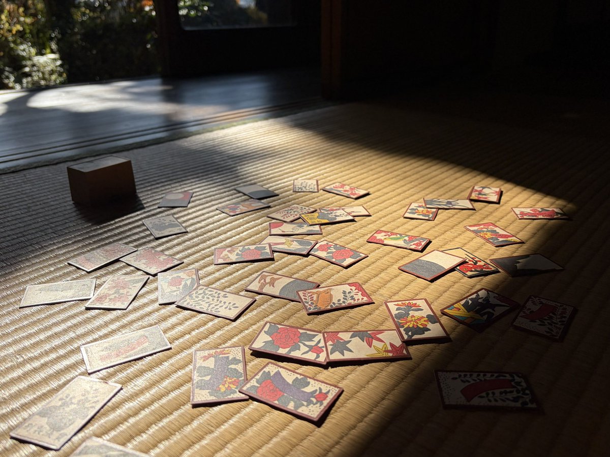 【まったり古民家ニュース🍵】

おはようございます。
年季が入りすぎてる花札を発見。
撮影時にご自由にご利用ください。

なおケースなどは最初からヒビがはいってますので気にされませんように🎴🐥