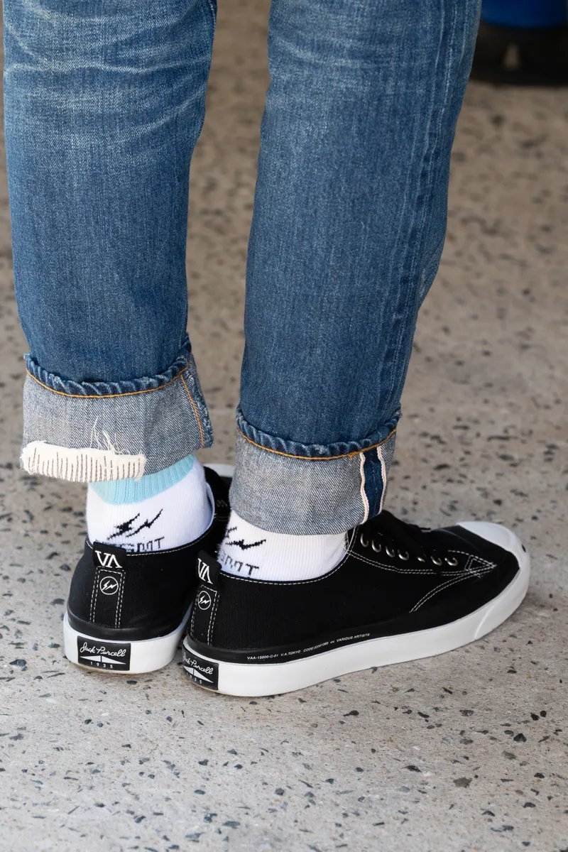 バートンの中でもハイスペックを極める[ak]とフラグメント デザインによるコラボ。

ゴアテックス仕様の使い勝手だけでなく、バイカラーデザインがアイキャッチも。

ブルーデニム×黒いコンバースでアウターの色味を拾ったワザありのカラーコーデもお見事。
▶︎oceans.tokyo.jp/article/detail…