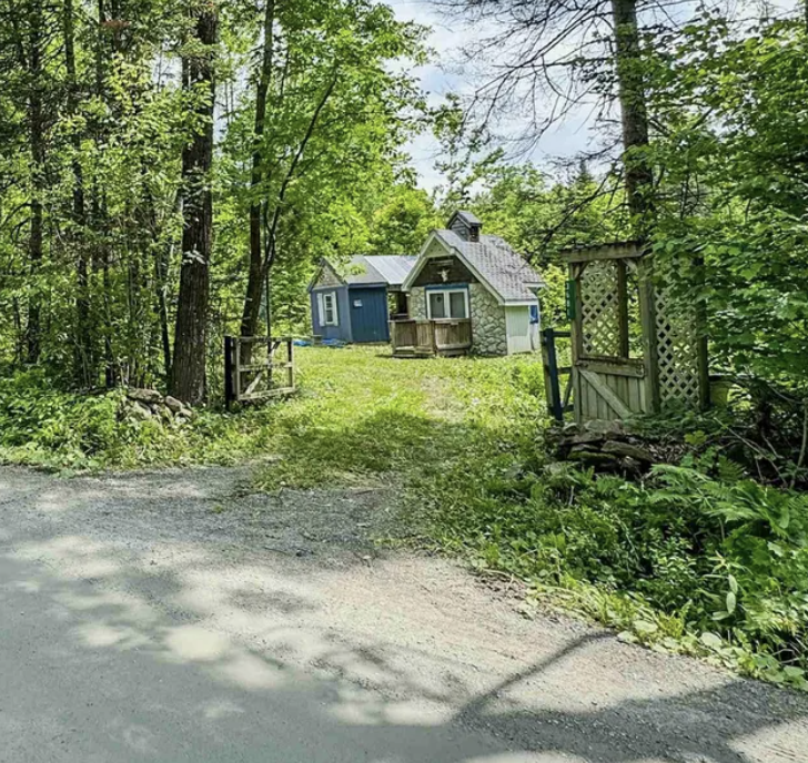 oldhouseunder50's tweet image. $99,900
 
#Vermont #TinyHome on 10 #Acres. Only 30 minutes to skiing and hiking in the White Mountains this property offers both seclusion and accessibility. Whether you're looking for a recreational basecamp or a quiet getaway, this spot has you covered. oldhousesunder50k.com/vermont-tiny-h…
