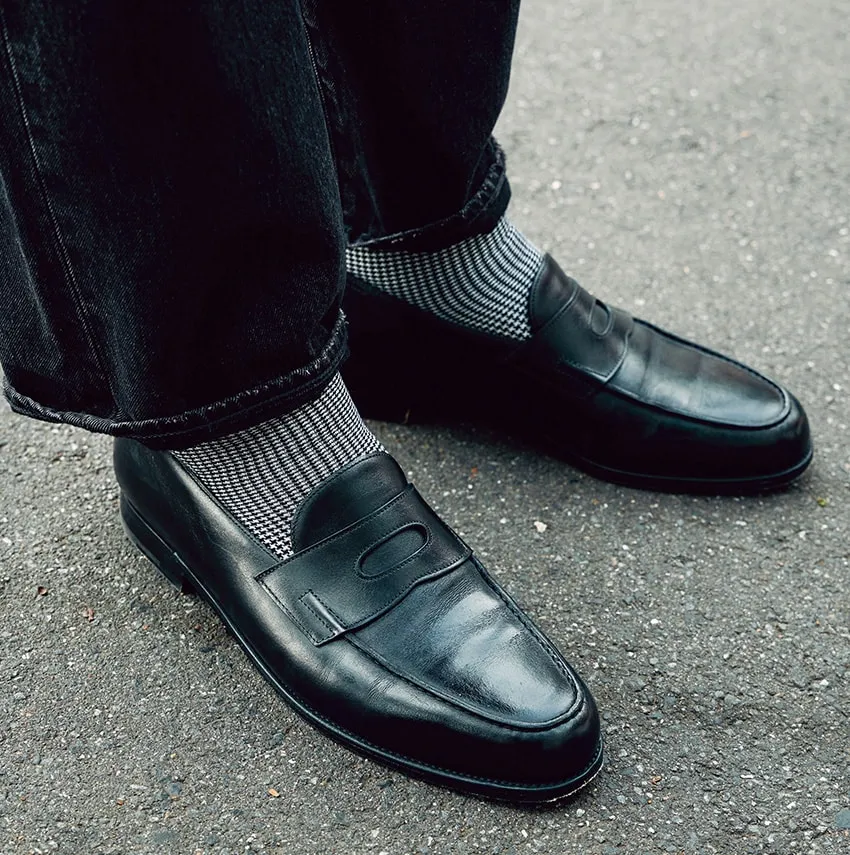 ワークジャケットとデニムと聞くとゴリゴリのアメカジを連想してしまうが、さにあらず。

真っ白なタートルネックを襟から覗かせ、言わずと知れた名門ジョンロブの「ロペス」を合わせた姿はきれいめカジュアルと言ったほうが正しいだろう。
▶︎oceans.tokyo.jp/article/detail…