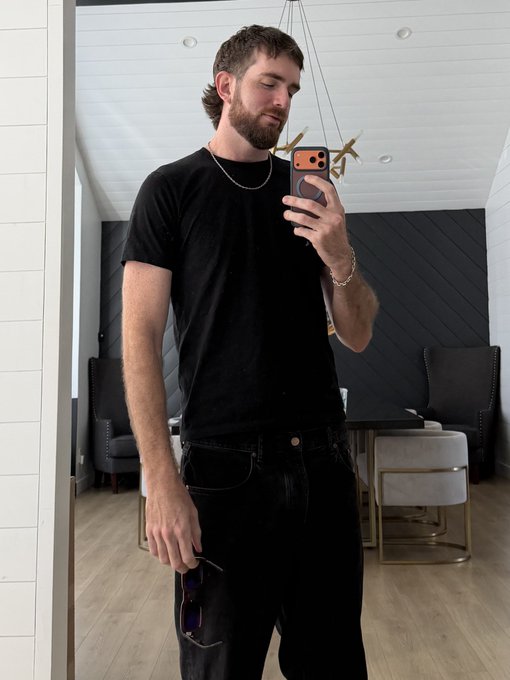 I made a snapchat btw 👻 https://t.co/9F6ZCRxzAr https://t.co/60tvCojrH2