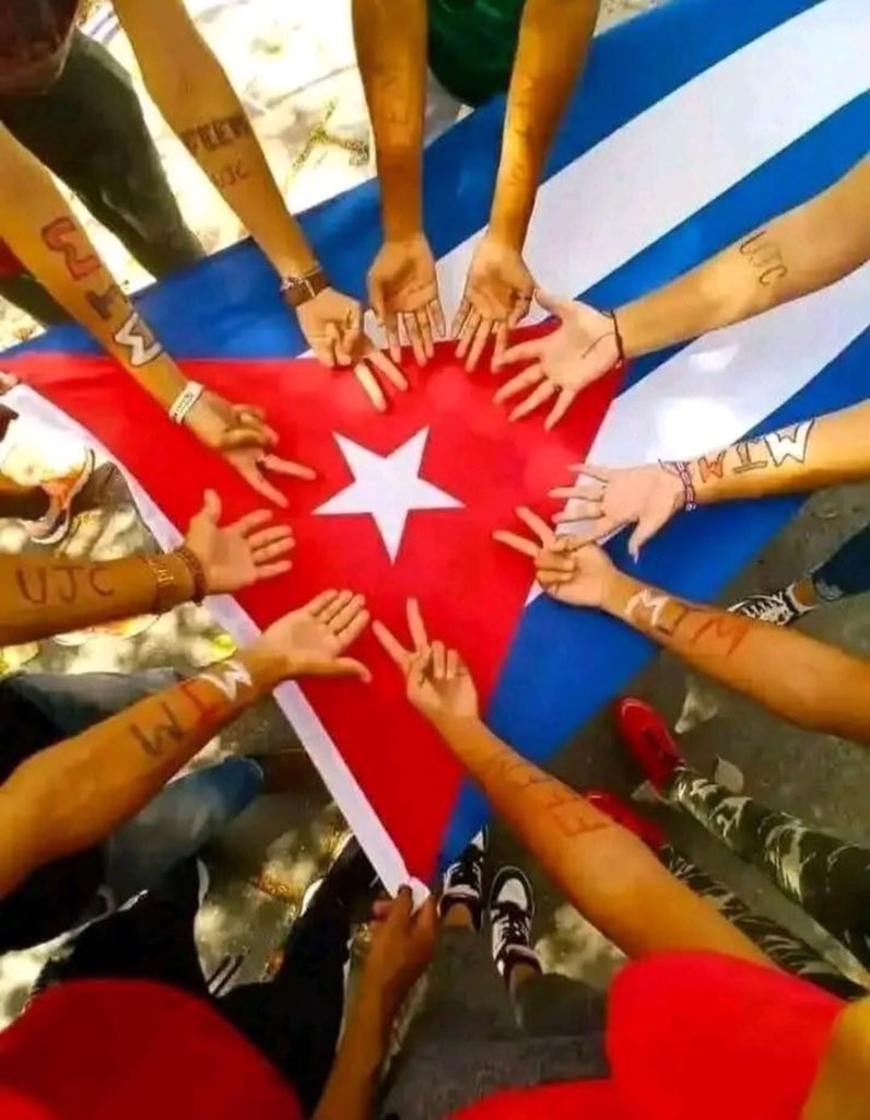 Cubanos 🇨🇺✨
Toca cerrar filas, la situación es difícil, pero hacerle el juego al enemigo, ¡jamás!!