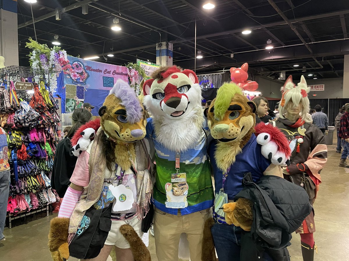 TrickyFusker's tweet photo. I had some awesome otter finds at #MFF with @cloudisalright @marrokmaddox @CJtheotter and i cant remember the two cute matching beans i met!! 

I absolutely loved meeting all of you guys ❤️❤️ https://t.co/Nb5x1F4K19
