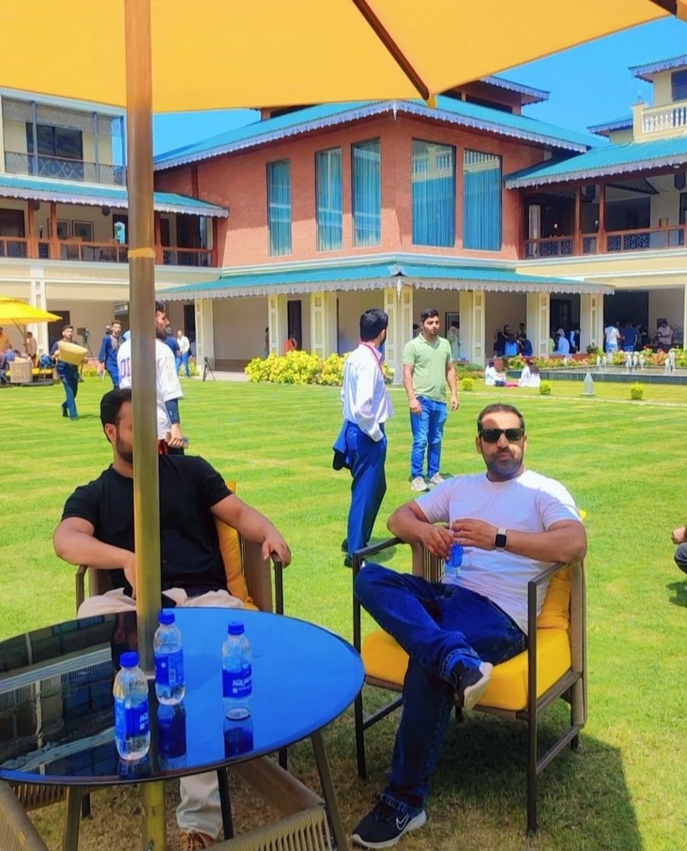 bhattawseef21's tweet photo. Finding peace in the sun with by best crew.#peace #india #Trending #viral2025 #AmazingRace #redsoncollection https://t.co/3mTkUvzyZx