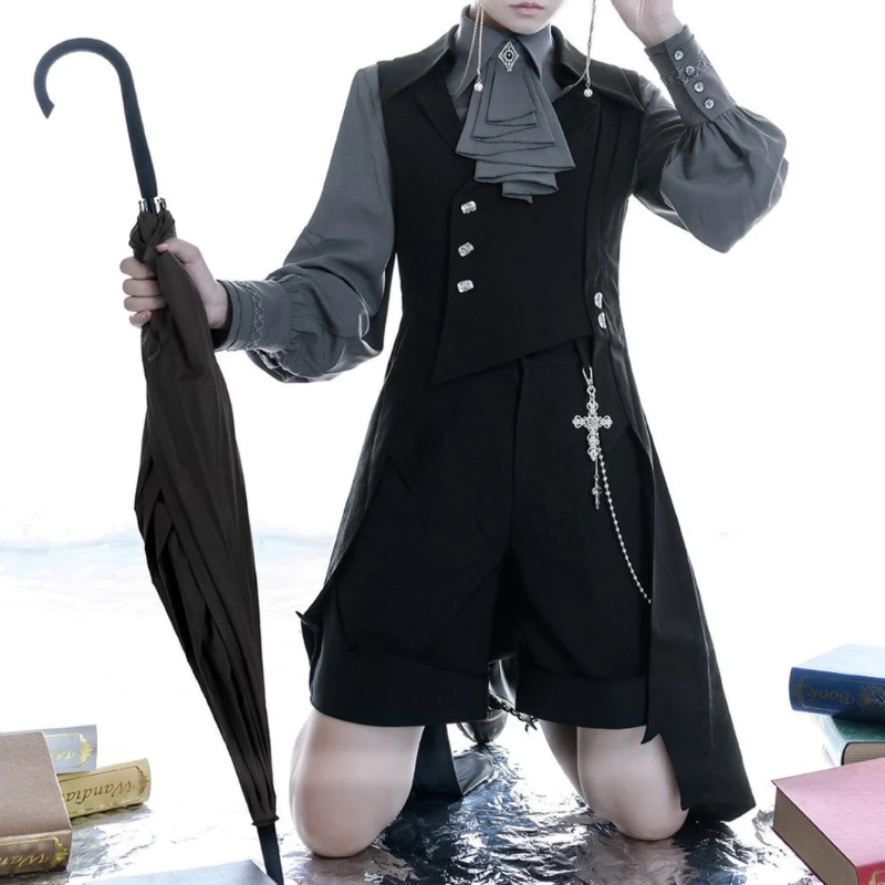 remulia97571's tweet photo. 可愛らしい公爵騎士を思わせるブラックロングベスト。

前よりも後ろの方が長い丈感になっており、マントのようにはためくアシンメトリーなデザイン。

バックスタイルはコルセットのような編み上げになっており、マニッシュな雰囲気に魅了される。