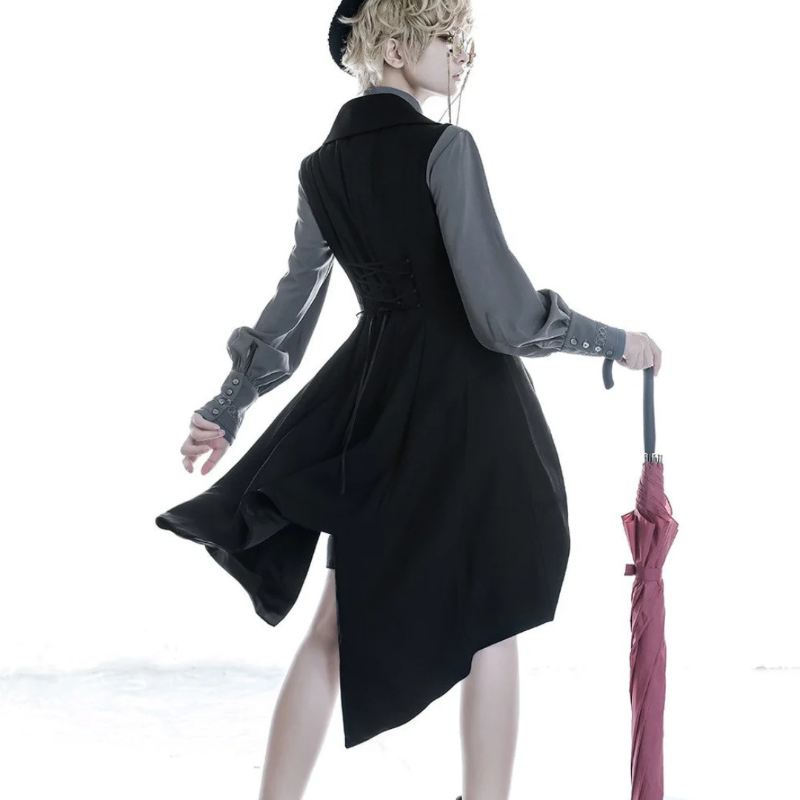 remulia97571's tweet photo. 可愛らしい公爵騎士を思わせるブラックロングベスト。

前よりも後ろの方が長い丈感になっており、マントのようにはためくアシンメトリーなデザイン。

バックスタイルはコルセットのような編み上げになっており、マニッシュな雰囲気に魅了される。