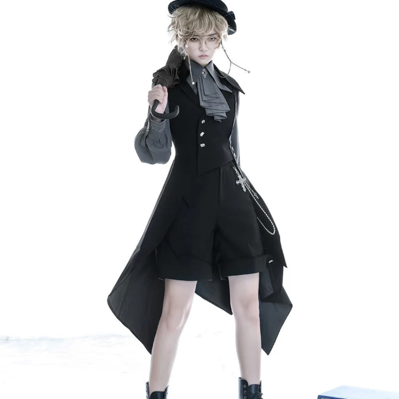 remulia97571's tweet photo. 可愛らしい公爵騎士を思わせるブラックロングベスト。

前よりも後ろの方が長い丈感になっており、マントのようにはためくアシンメトリーなデザイン。

バックスタイルはコルセットのような編み上げになっており、マニッシュな雰囲気に魅了される。