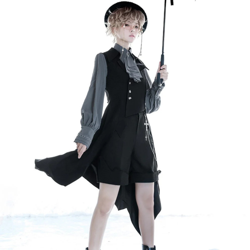 remulia97571's tweet photo. 可愛らしい公爵騎士を思わせるブラックロングベスト。

前よりも後ろの方が長い丈感になっており、マントのようにはためくアシンメトリーなデザイン。

バックスタイルはコルセットのような編み上げになっており、マニッシュな雰囲気に魅了される。