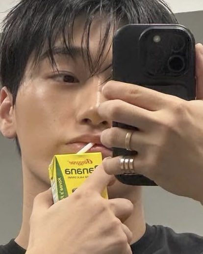 choesarn's tweet image. Banana milku with bebe @yeosabng 💜