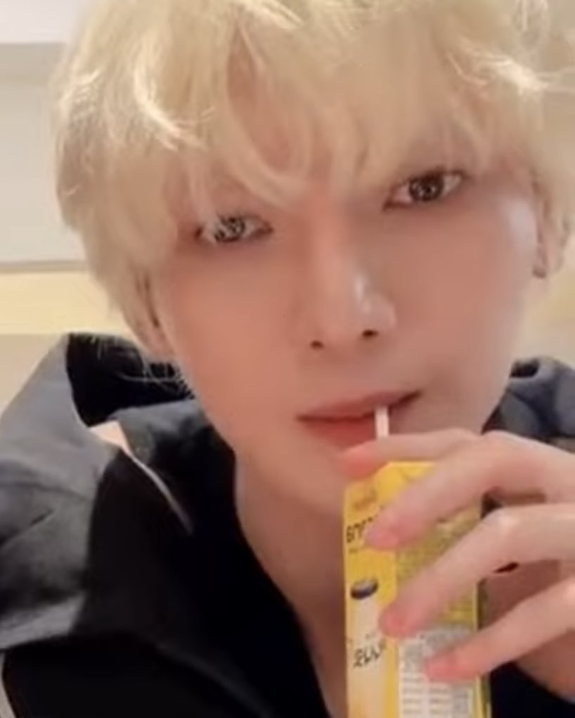 choesarn's tweet image. Banana milku with bebe @yeosabng 💜