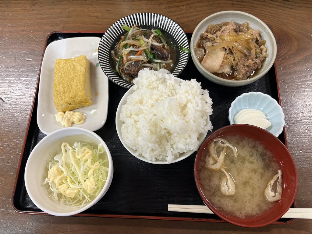 yasuaih's tweet photo. テレビで紹介されて有名になった山中湖の「よしざわ」でランチ。
こんな山奥に多くのお客さんが来ています。
お腹いっぱい食べて450円の超コスパ優秀店。
ただ今年いっぱいで閉店するそうです。(>_<) https://t.co/BioewUju7S