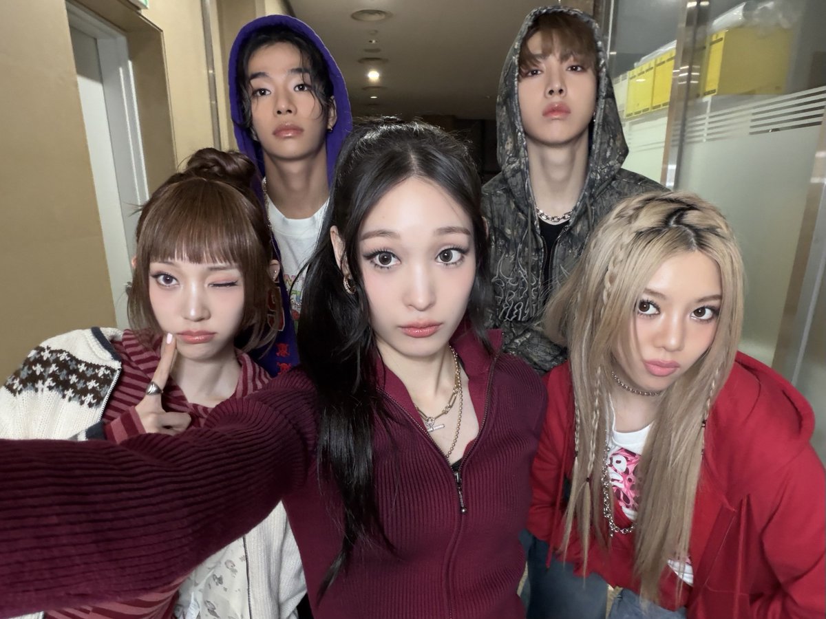 ALLDAY_PROJECT's tweet image. [📹] ALLDAY PROJECT의 Wrapped Party에 초대합니다!

🔗 youtu.be/g0AZGhiik2E

#ALLDAYPROJECT #ADP #올데이프로젝트
#LOOKATME
#THEBLACKLABEL #더블랙레이블