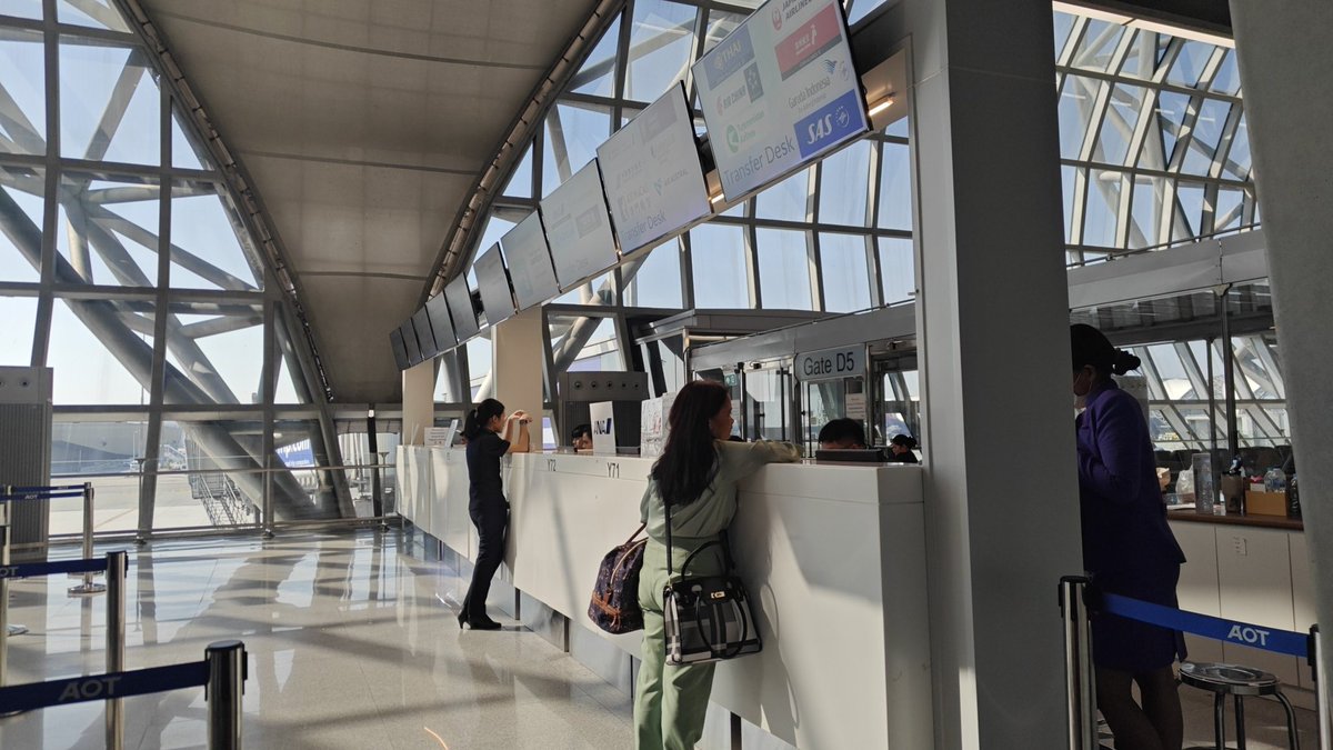 shivkosgi's tweet photo. @ThaiAirways we missed the Bangkok - Tokyo TG 676, due to airport shuttle train issue by AOT, thai airways desk is not giving us quick response, we have been waiting here for last 90mins, this is very disappointing. https://t.co/Vd4oEqmjtX