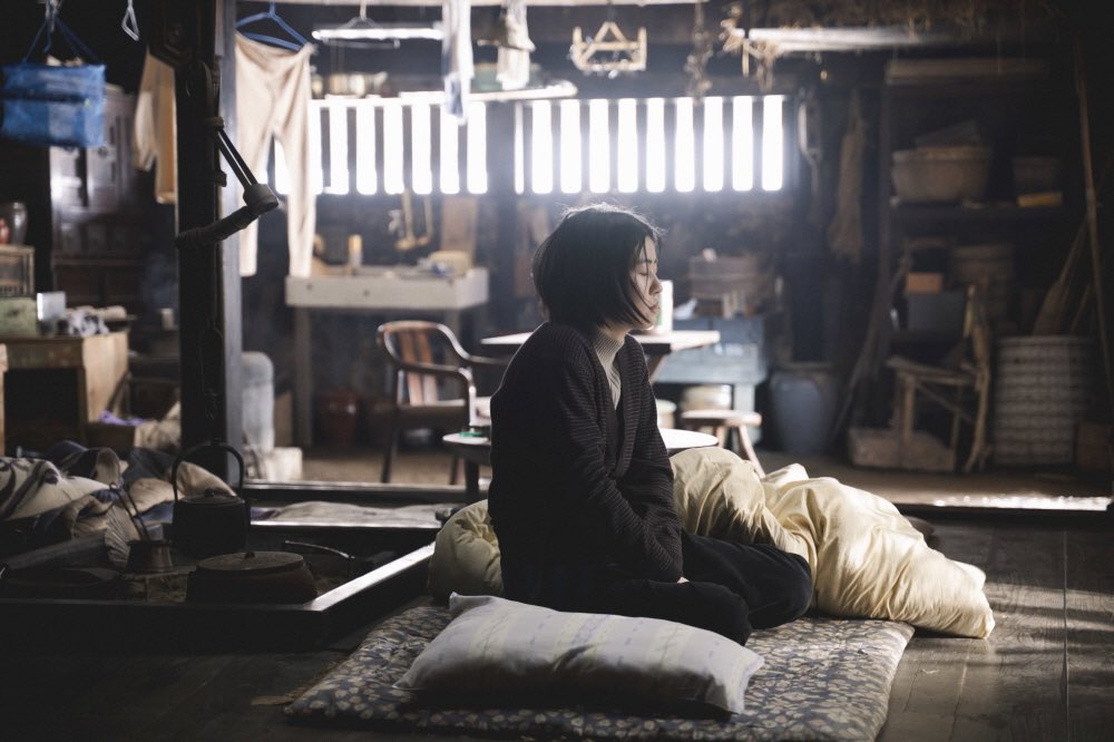 nagaioyasumi's tweet photo. <여행과 나날> 봤다
여행자에는 두 부류가 있는 것 같다. 영영 살 곳도 아니니 앞뒤 안 재고 즐기는 쪽과 어차피 돌아가야 한다는 생각에 자꾸만 뒤돌아보는 쪽. 난 후자인지라 여행을 가서도 무언가에 갇혀 쫓기기 바빴던 적이 많았는데 영화를 보니 정말 한번쯤은 이렇게 떠나고 싶다고 생각했고.. https://t.co/kbaeW5PvQv