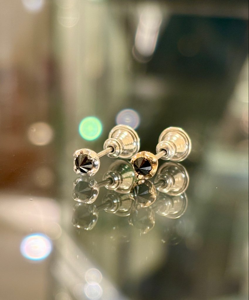 Pierce] シンプルなブラックダイヤピアス。 ダイヤモンドの魅力を最大