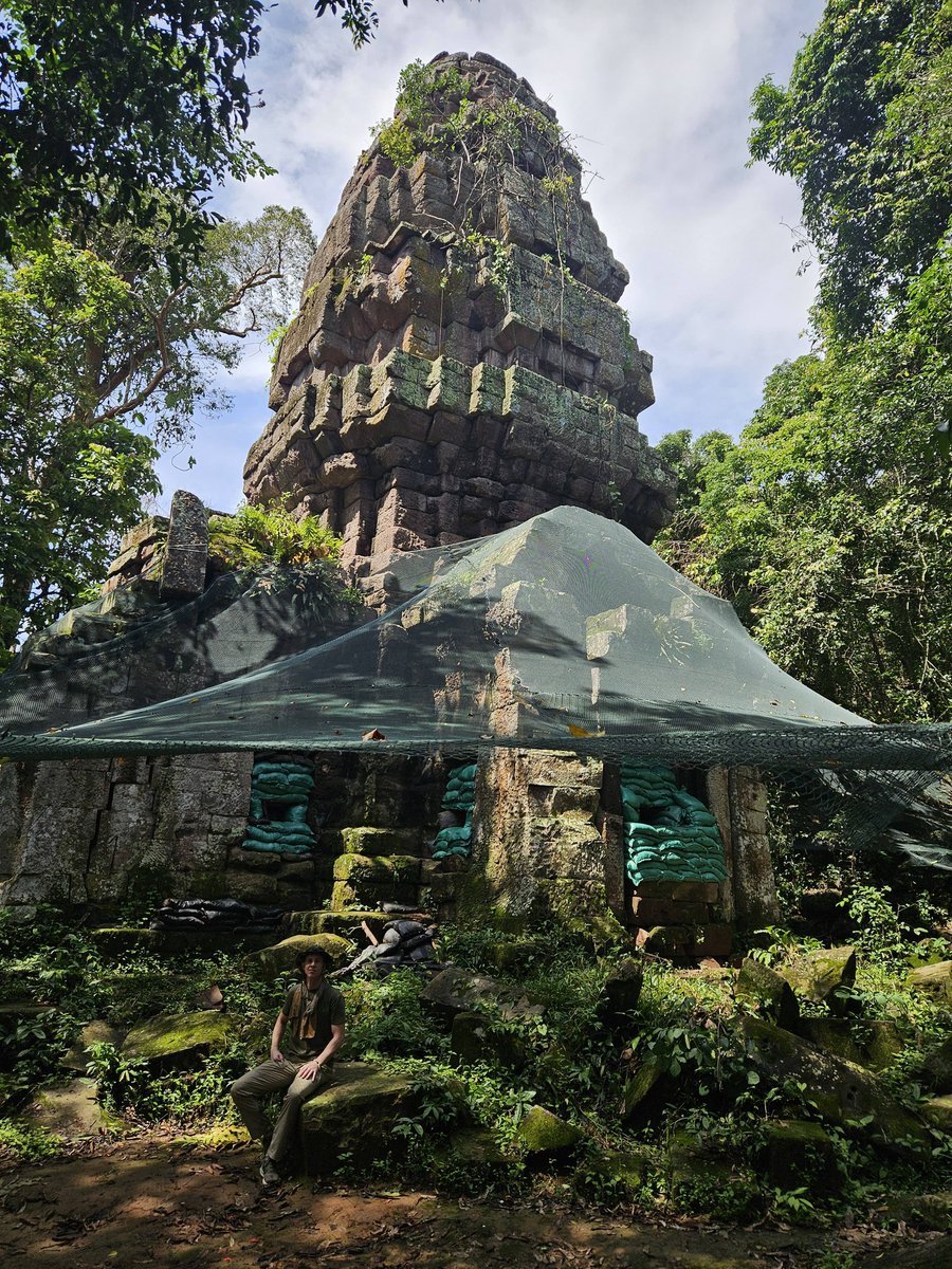 404NOTF65767728's tweet photo. All footage prior to the confrontation shows Cambodia using this place as a military base with armaments ready within. It has become a military target that Thailand has the authority to strike. Thailand must protect its sovereignty. 🇹🇭
#Truthfromthailand
#PeacebeginswithTruth https://t.co/qKKKrKWR6F