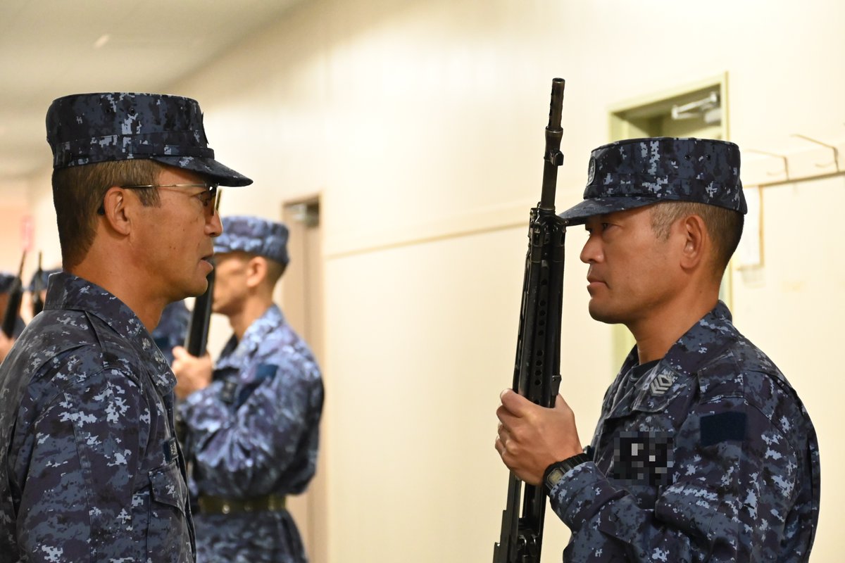 第137期幹部予定者課程の武器点検を実施しました．武器の各部の名称