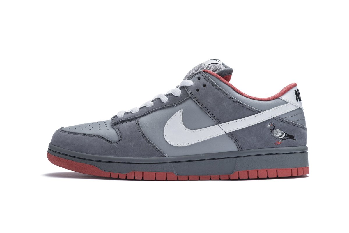 KicksFinder's tweet image. Jeff Staple threw up his 2005 Nike SB Dunk Low “Pigeon,” valued at over $40k, on a traffic light in Soho, NYC 😱🤯🚦 @jeffstaple 

Should Nike retro these iconic Nike SB&apos;s?