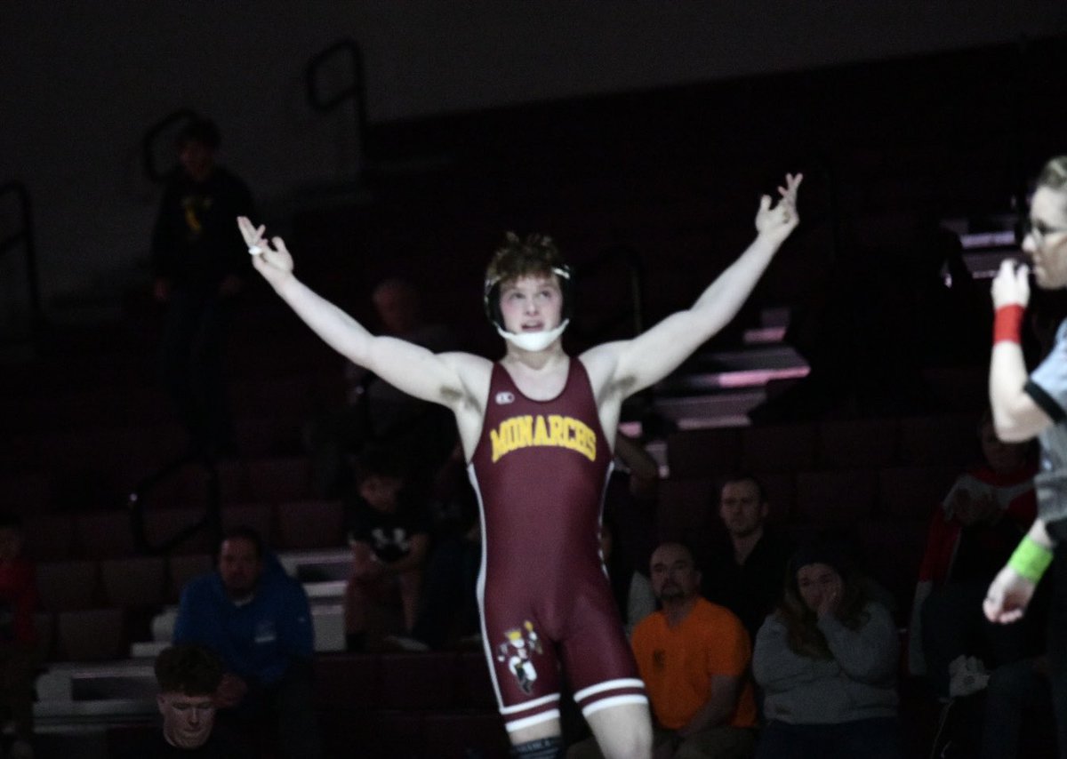 Ian Hardy wins his match 4-2!! 🔥🤼🔥#gomonarchs