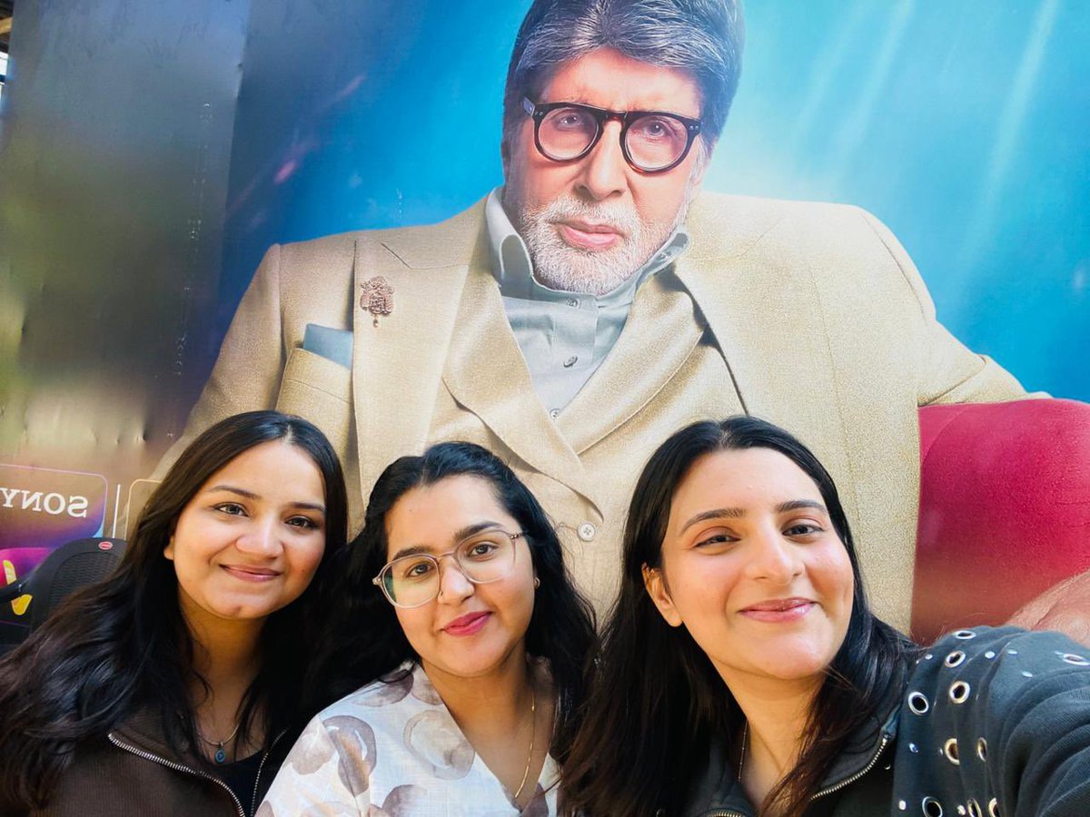 VIJAY 🔥
Standing before a figure who has defined Indian cinema for generations,surreal beyond words.✨
Four generations of love,admiration and inspiration,all meeting in one moment.
A legend who continues to shine with grace &amp; greatness.🙏❤️ <a href="/SrBachchan/">Amitabh Bachchan</a> Sir
#AmitabhBachchan #KBC