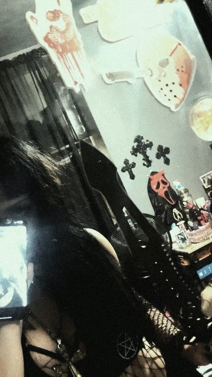 roximuneca's tweet image. 🧛 
#emo #emogirl