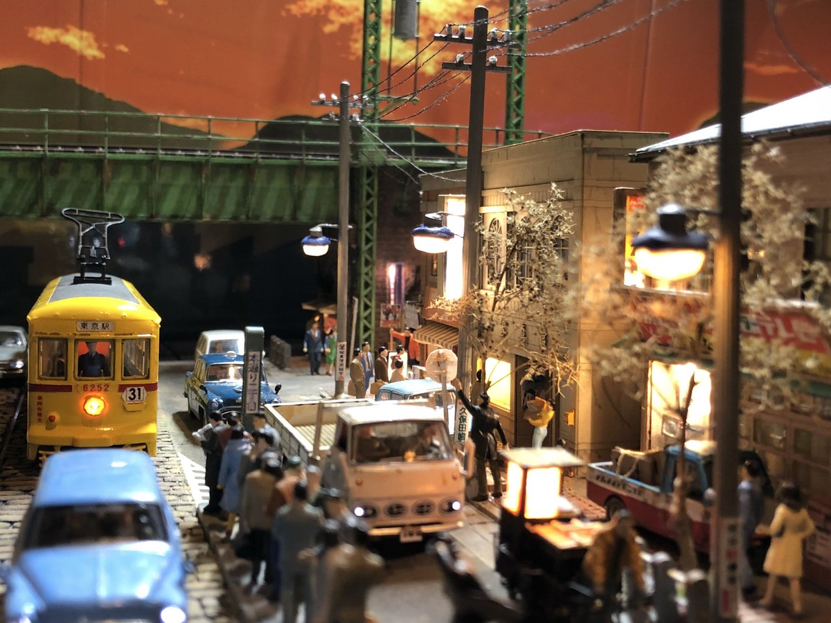 新年2日からジオラマ展示する山梨県立科学館での冬の企画展のポスター、パンフレットをいただきました。ジオラマは10数作品になる予定です。これから1点ずつメインテナンスして確認します
まずはこの2作品『紙芝居が来たよ！』『1968年のクリスマスイヴ』を点検します

#ジオラマ
#ミニチュア