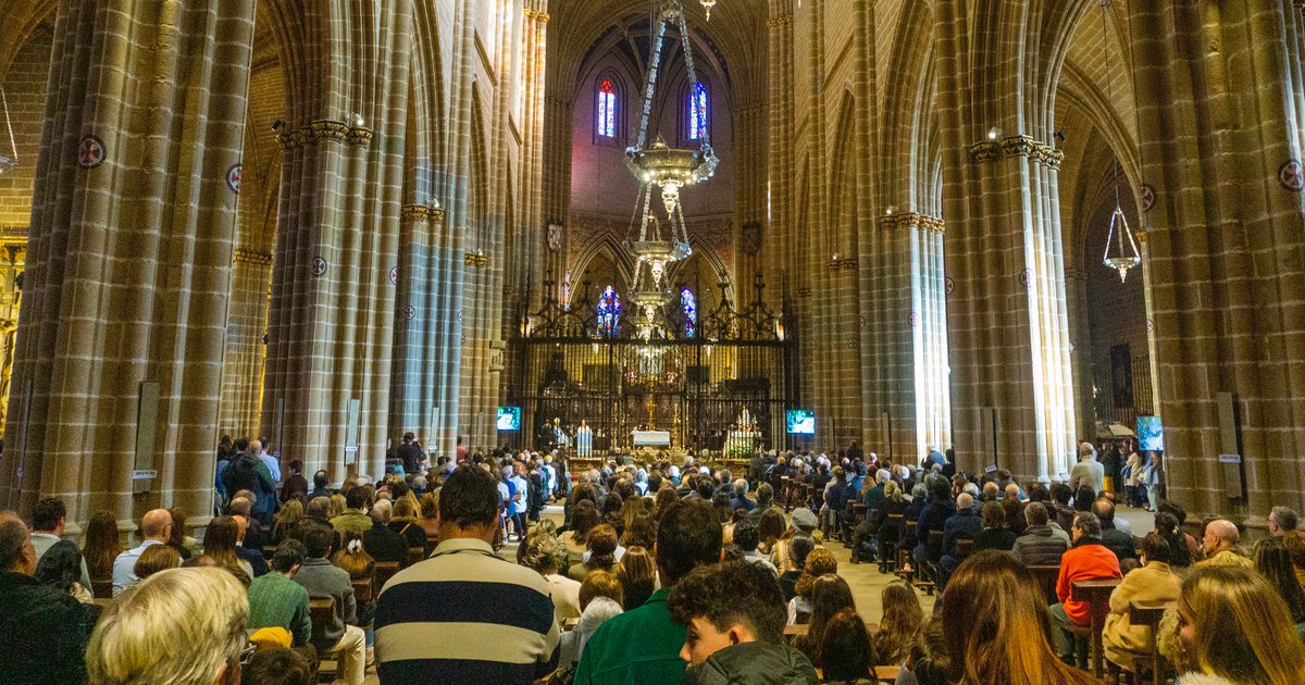 Las familias, los profesores y los alumnos del colegio han asistido a la Novena de la Inmaculada que se ha celebrado en la Catedral de Pamplona.