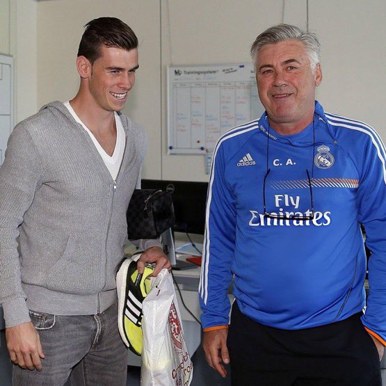 lejournaldureal's tweet image. 🗣️ Gareth Bale : « Carlo Ancelotti ? Il était génial. Pour moi, son génie réside dans la gestion des hommes, il sait toujours comment vous satisfaire. 

On apprend avec tellement avec Ancelotti, il vous apprendra des choses rien que par son calme dans les situations difficiles.…
