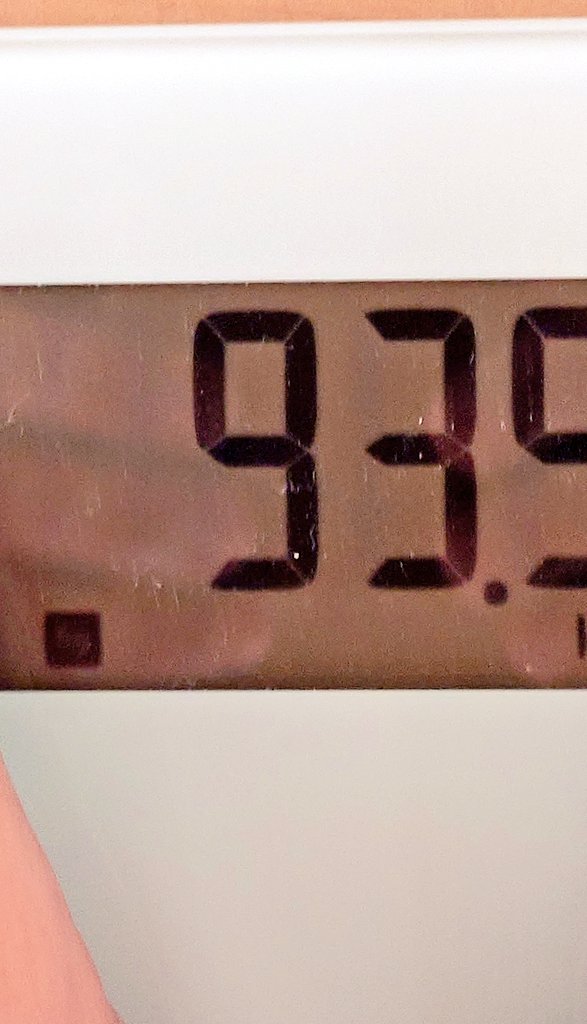 〈あと少し〉😺

いよいよ80㌔を切ったきたニャ〜🙀😂

食事減量と自宅筋トレ💪

特に自宅筋トレは何度も辞めようと想ったかな…😅

4ヶ月過ぎた今も何とか頑張って続けてます😰😹

目標の77.7㌔まであと少し…

スリーセブン🎰
パチンコか〜い😂🤭

苦しいけど頑張ろっと😰

今日も頑張るニャ〜😹