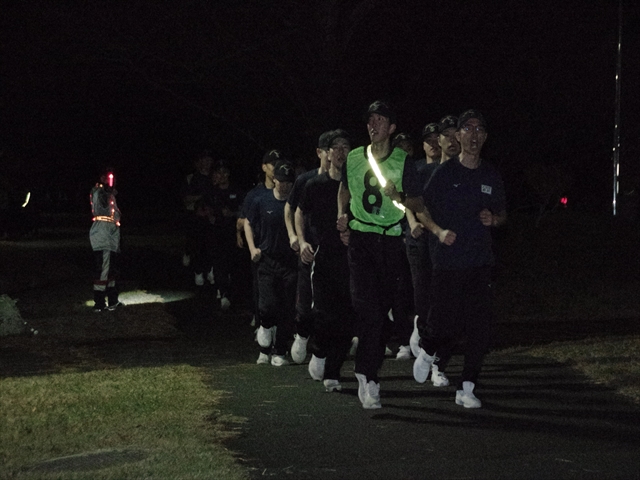 JCG_School's tweet photo. 本日から12月18日までの間（土日除く）、毎年恒例の早朝訓練が開始しました！学生は毎朝05:15に起床して寒さに耐えながら訓練に臨みます！！
#JCG
#海上保安庁
#海上保安学校
#早朝訓練
#団体駆足
#端艇
#制圧
#剣道
#マルチトレーニング https://t.co/MIXzYMQzlb