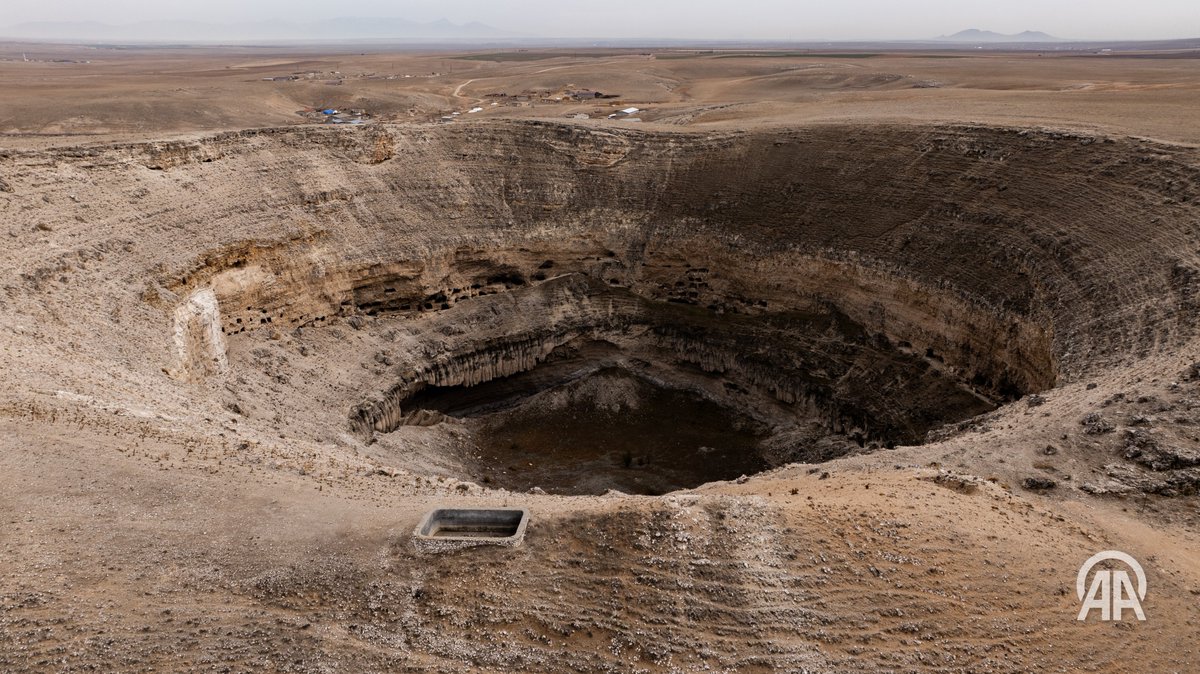 Konya’da kuraklığın etkisiyle yer altında zamanla çözünen kireç taşlarının boşluk oluşturması ve zeminin çökmesi sonucu oluşan obrukların sayısı artıyor.

📸 <a href="/m_ali_ozcan_/">Mehmet Ali Özcan</a>  <a href="/anadoluimages/">Anadolu Images</a>