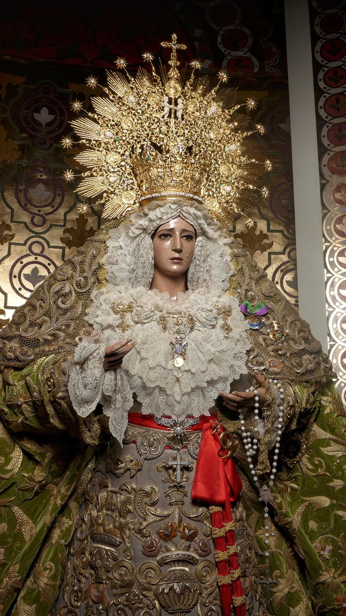 [#18Esperanza] “Dios te salve, Reina y Madre de misericordia, vida, dulzura y Esperanza Nuestra: Dios te salve.”

María Santísima de la Esperanza aguarda la celebración del solemne triduo en su honor.

Nuestra Amantísima Titular porta sobre sus sienes corona ejecutada por
