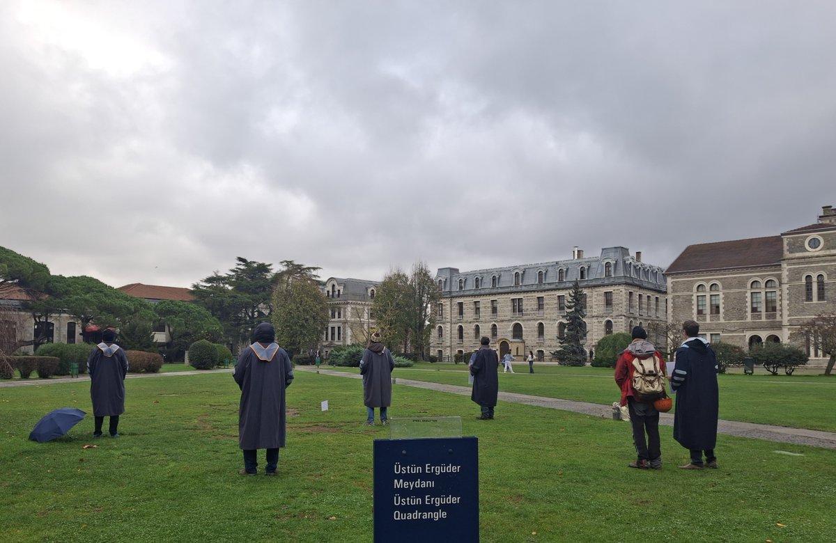 Direnişin 1️⃣8️⃣0️⃣1️⃣. günü #5Yıl
<a href="/UniBogazici/">Boğaziçi Üni.</a> 9 Aralık 2025 Boğaziçi Üniversitesi Akademisyenleri Nöbeti no. 1212 #KabulEtmiyoruzVazgeçmiyoruz 
December 9, 2025 Bogazici University Faculty Vigil #1212/5th year/1801st day of the resistance @unibogazici_en #WeDoNotAcceptWeDoNotGiveUp