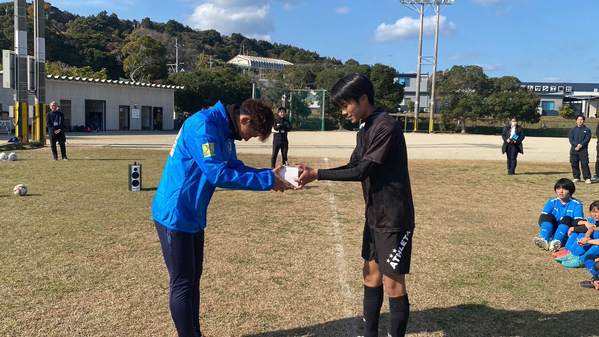 🔵🟡#ホームタウン活動🐢⚽️

／
「国東市プロスポーツ教室」😊🌈✨
＼

12/7（日）、国東市武蔵多目的グラウンドにて
小学生54名・中学生25名を対象にサッカー教室を実施しました！
今回は #屋敷優成 選手、#有働夢叶 選手、スクールコーチが参加⚽️
ドリブルにパス、最後は試合形式で大盛り上がり🔥
