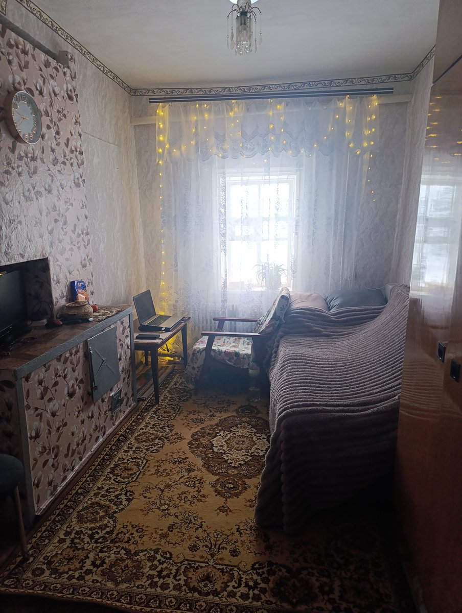 Из серии было/стало.
Зачем бывший хозяин дома из этой комнаты делал ванную/туалет, это не совсем понятно.
Но мой вариант мне нравится больше:)
#сельский_домик